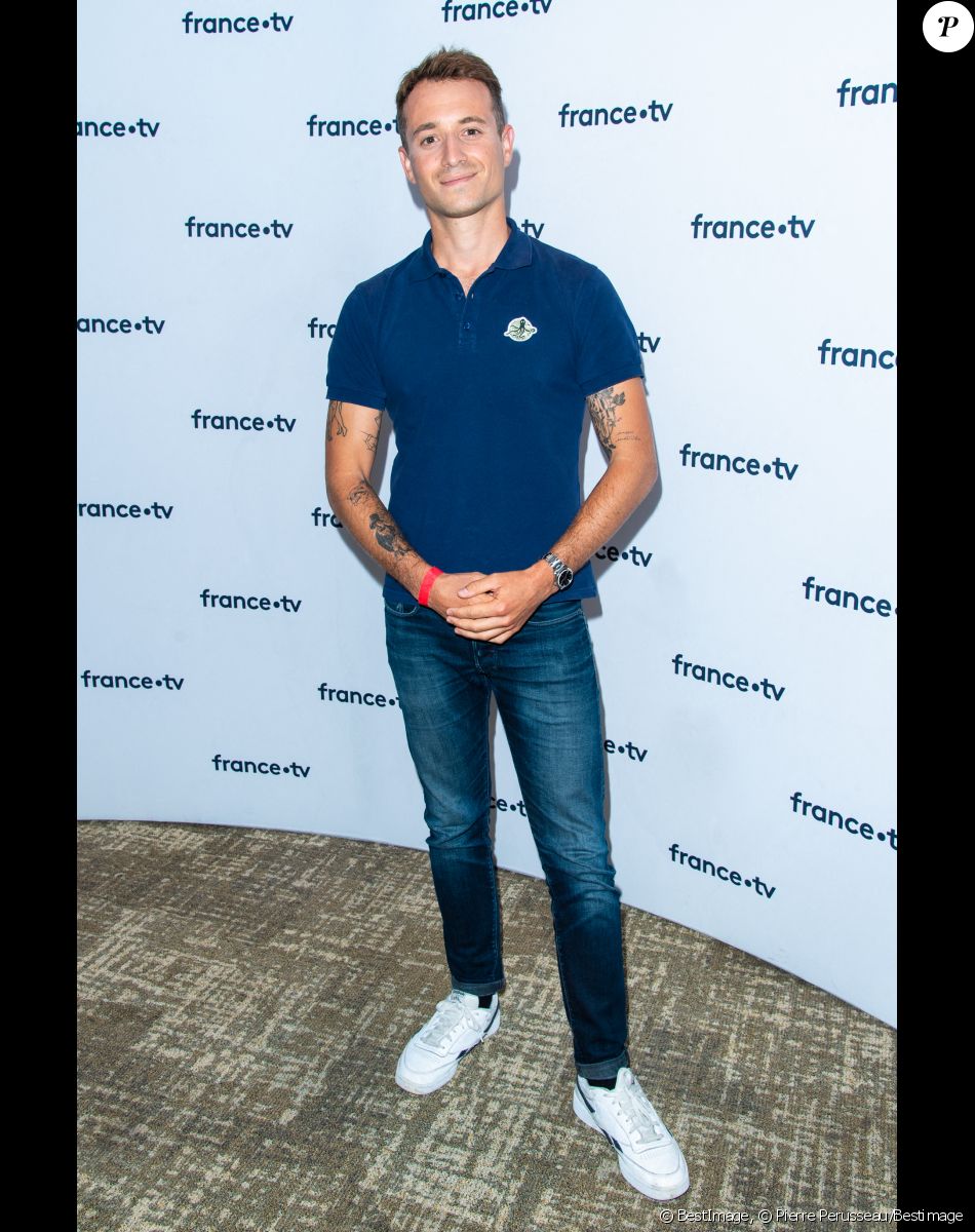 Hugo Clément lors du photocall dans le cadre de la conférence de presse de France Télévisions au Pavillon Gabriel à Paris, France, le 24 août 2021. © Pierre Perusseau/Bestimage