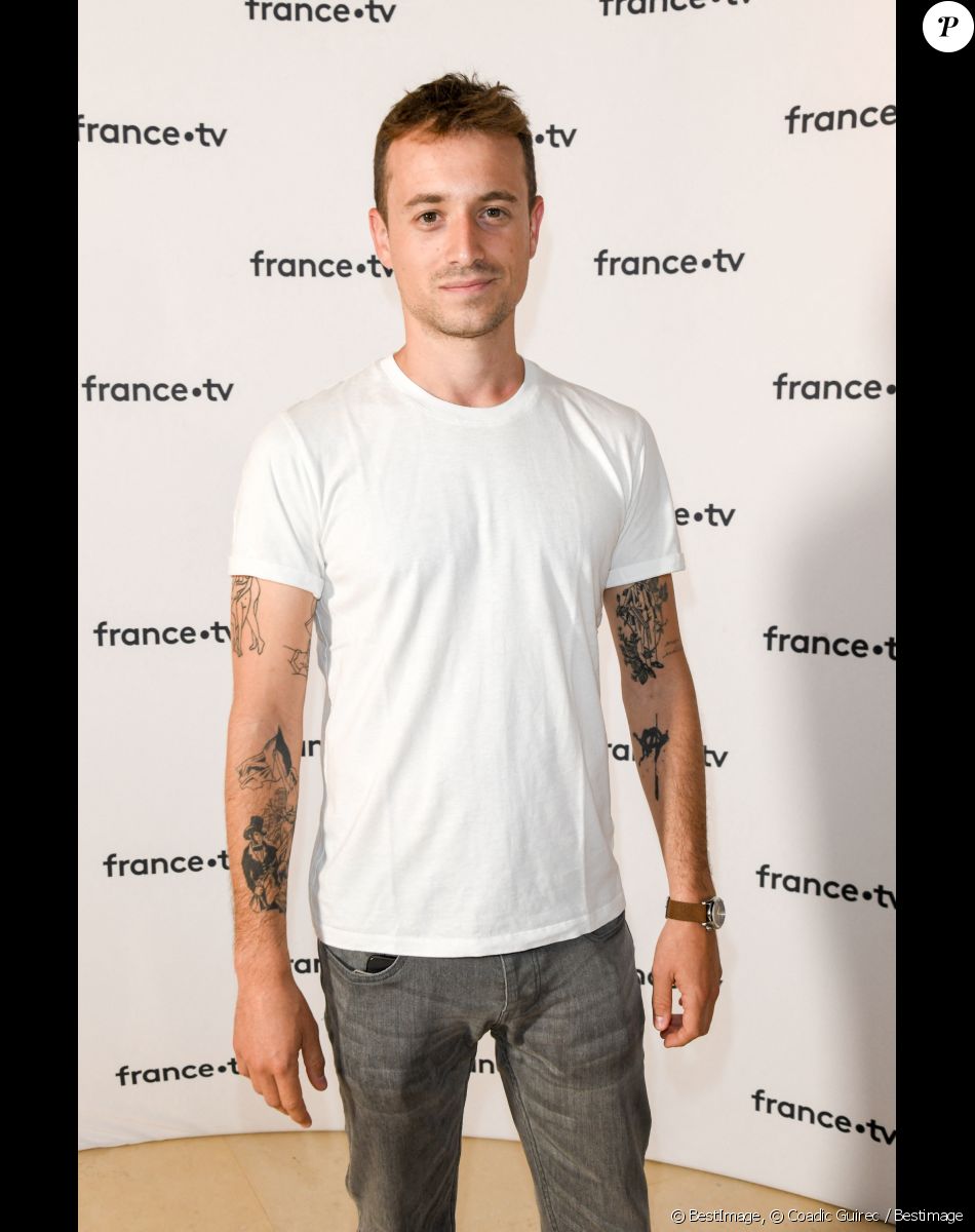 Info - Hugo Clément arrêté pendant un reportage en Australie - Hugo Clément au photocall de la conférence de presse de France 2 au théâtre Marigny à Paris le 18 juin 2019 © Coadic Guirec / Bestimage