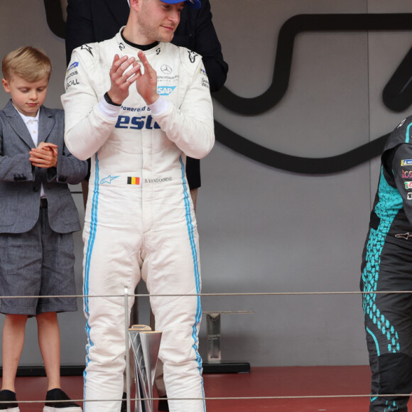 Stoffel Vandoorne, Mitch Evans, la princesse Charlene de Monaco et fille la princesse Gabriella - Remise des prix du championnat du "Monaco ePrix" à Monaco. Le 30 avril 2022 © Claudia Albuquerque / Bestimage 