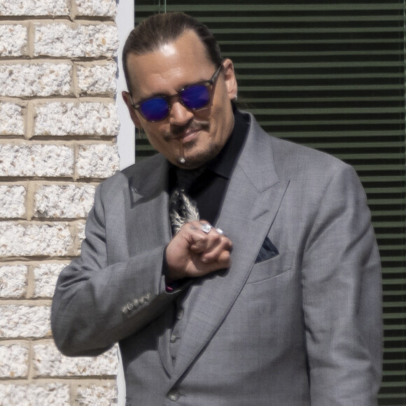 Johnny Depp et Amber Heard quittent le tribunal de Fairfax le 20 avril 2022.