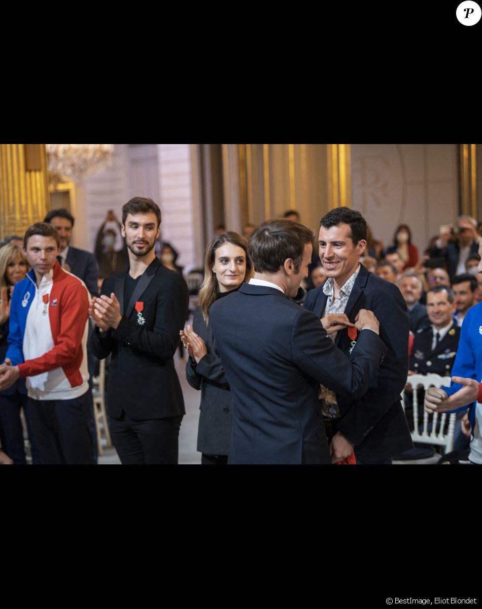 Quentin Fillon Maillet - Le président Emmanuel Macron lors d'une cérémonie en l'honneur des sportifs médaillés aux Jeux Olympiques et Paralympiques Pekin au palais de l'Elysée à Paris. © Eliot Blondet / Pool / Bestimage