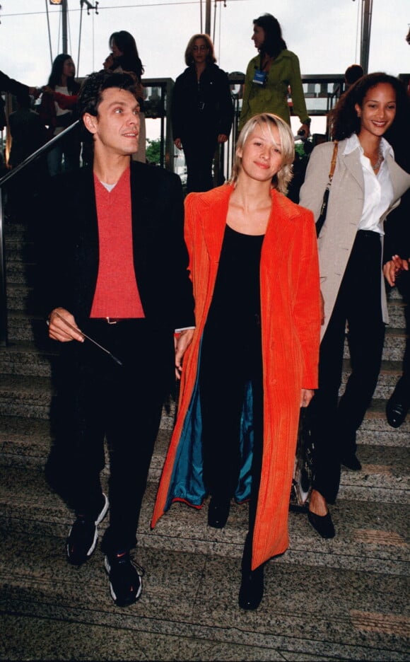Sarah Poniatowski et Marc Lavoine  à la première du film "Batman et Robin" au Gaumont Italie à Paris le 24 juin 1997