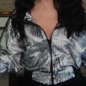 La chanteuse Cher s'entretient avec Stephen Colbert au sujet d'un prochain concert virtuel en 2013