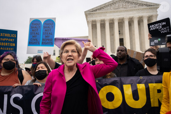La sénatrice Elizabeth Warren a rejoint la manifestation contre l'abrogation de la loi Roe versus Wade, à Washington le 3 mai 2022