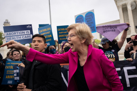 La sénatrice Elizabeth Warren a rejoint la manifestation contre l'abrogation de la loi Roe versus Wade, à Washington