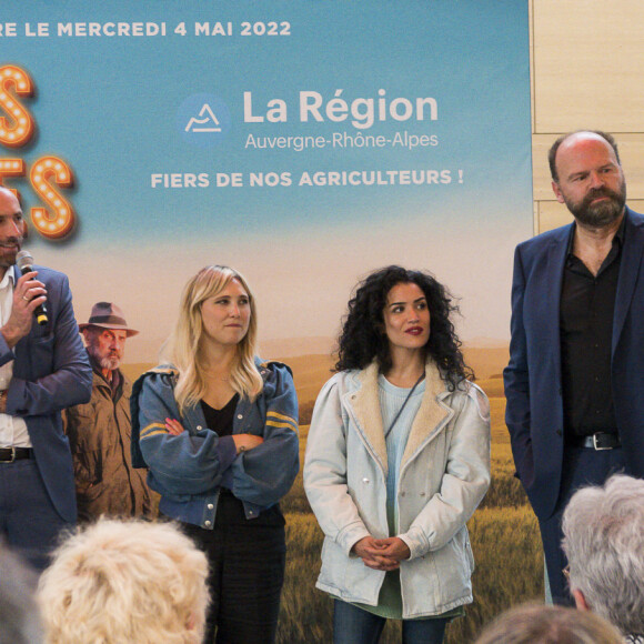 Le scénariste Jean-Pierre Améris, Bérangère Krief, Sabrina Ouazani, David Caumette - L'équipe du long métrage "Les folies fermières" présentent le film à Lyon lors d'une réception en présence du scénariste du film, JP.Améris, la productrice S.Révil et D.Caumette, l'agriculteur qui a inspiré l'histoire portée à l'écran. © Sandrine Thesillat / Panoramic / Bestimage