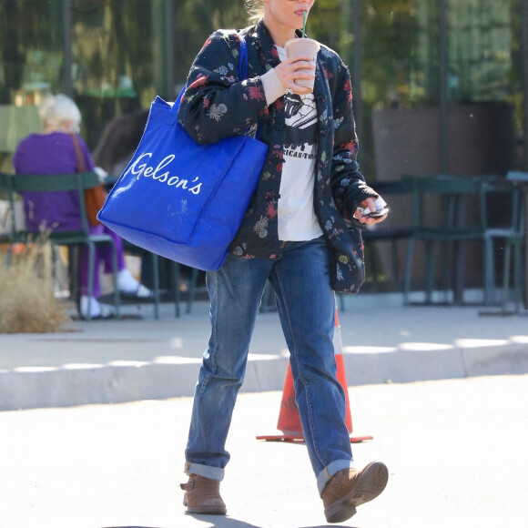 Vanessa Paradis fait du shopping à Los Angeles, le 13 avril 2022.