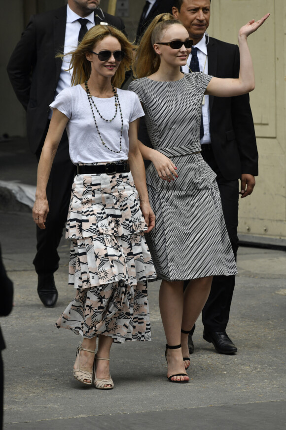 Vanessa Paradis et sa fille Lily-Rose Depp - Défilé de mode "Chanel", collection Haute-Couture automne-hiver 2018/2019, à Paris. Le 3 juillet 2018.