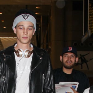 Vanessa Paradis arrive avec ses enfants Lily-Rose Depp et Jack Depp à l'aéroport de LAX à Los Angeles. Le 21 mars 2016.