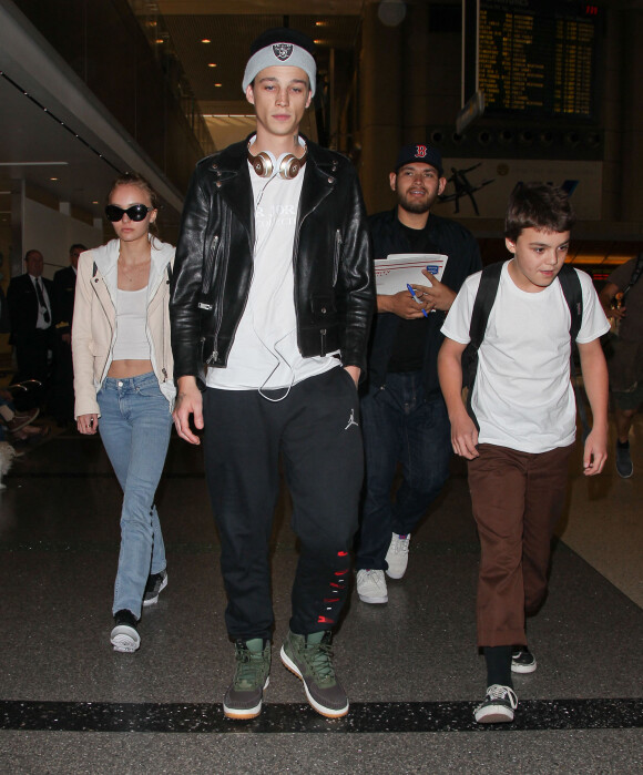 Vanessa Paradis arrive avec ses enfants Lily-Rose Depp et Jack Depp à l'aéroport de LAX à Los Angeles. Le 21 mars 2016.