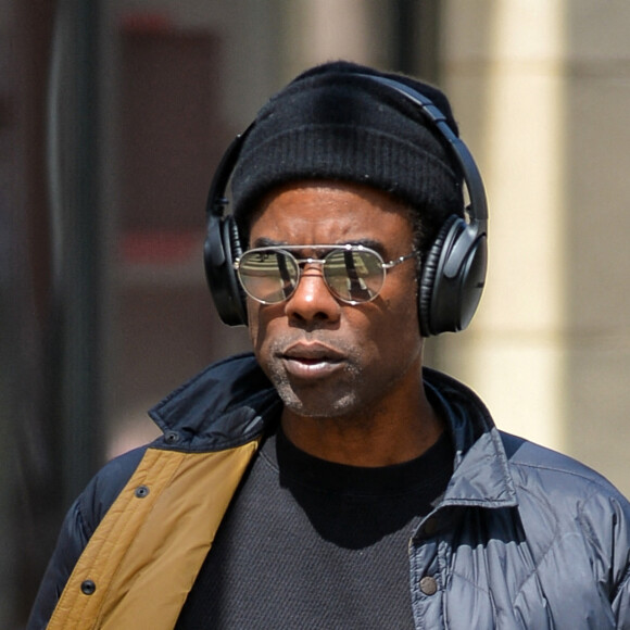 Exclusif - Chris Rock se balade en solo à New York le 11 avril 2022.