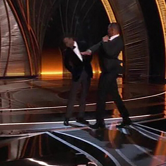 Will Smith frappe Chris Rock sur la scène des Oscars