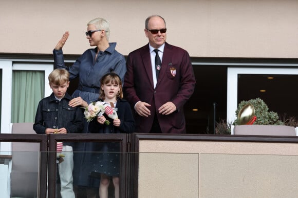 Le prince Albert II de Monaco, la princesse Charlène de Monaco et leurs enfants le prince Jacques de Monaco et la princesse Gabriella de Monaco - Le prince Albert II de Monaco, la princesse Charlène de Monaco et leurs enfants le prince Jacques de Monaco et la princesse Gabriella de Monaco lors de l' édition 2022 du Tournoi Sainte Dévote de Rugby au Stade Louis II à Monaco le 7 mai 2022. © Claudia Albuquerque / Bestimage