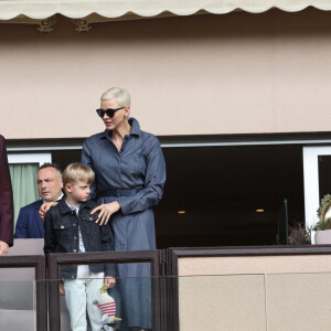Le prince Albert II de Monaco, la princesse Charlène de Monaco et leurs enfants le prince Jacques de Monaco et la princesse Gabriella de Monaco - Le prince Albert II de Monaco, la princesse Charlène de Monaco et leurs enfants le prince Jacques de Monaco et la princesse Gabriella de Monaco lors de l' édition 2022 du Tournoi Sainte Dévote de Rugby au Stade Louis II à Monaco le 7 mai 2022. © Claudia Albuquerque / Bestimage