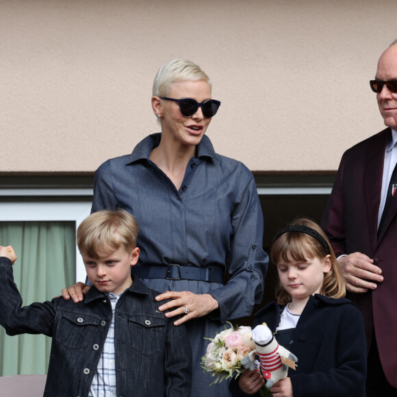 Le prince Albert II de Monaco, la princesse Charlène de Monaco et leurs enfants le prince Jacques de Monaco et la princesse Gabriella de Monaco - Le prince Albert II de Monaco, la princesse Charlène de Monaco et leurs enfants le prince Jacques de Monaco et la princesse Gabriella de Monaco lors de l' édition 2022 du Tournoi Sainte Dévote de Rugby au Stade Louis II à Monaco le 7 mai 2022. © Claudia Albuquerque / Bestimage