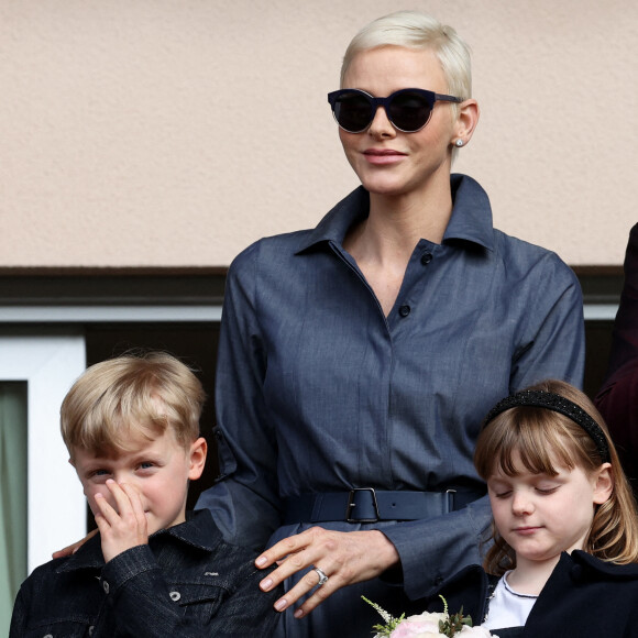 La princesse Charlène de Monaco et ses enfants le prince Jacques de Monaco et la princesse Gabriella de Monaco - Le prince Albert II de Monaco, la princesse Charlène de Monaco et leurs enfants le prince Jacques de Monaco et la princesse Gabriella de Monaco lors de l' édition 2022 du Tournoi Sainte Dévote de Rugby au Stade Louis II à Monaco le 7 mai 2022. © Claudia Albuquerque / Bestimage