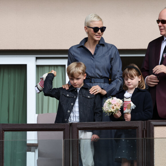 Le prince Albert II de Monaco, la princesse Charlène de Monaco et leurs enfants le prince Jacques de Monaco et la princesse Gabriella de Monaco - Le prince Albert II de Monaco, la princesse Charlène de Monaco et leurs enfants le prince Jacques de Monaco et la princesse Gabriella de Monaco lors de l' édition 2022 du Tournoi Sainte Dévote de Rugby au Stade Louis II à Monaco le 7 mai 2022. © Claudia Albuquerque / Bestimage
