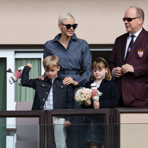 Le prince Albert II de Monaco, la princesse Charlène de Monaco et leurs enfants le prince Jacques de Monaco et la princesse Gabriella de Monaco - Le prince Albert II de Monaco, la princesse Charlène de Monaco et leurs enfants le prince Jacques de Monaco et la princesse Gabriella de Monaco lors de l' édition 2022 du Tournoi Sainte Dévote de Rugby au Stade Louis II à Monaco le 7 mai 2022. © Claudia Albuquerque / Bestimage