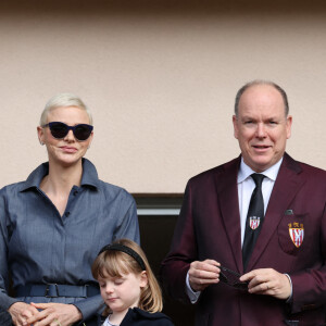 Le prince Albert II de Monaco, la princesse Charlène de Monaco et leurs enfants le prince Jacques de Monaco et la princesse Gabriella de Monaco - Le prince Albert II de Monaco, la princesse Charlène de Monaco et leurs enfants le prince Jacques de Monaco et la princesse Gabriella de Monaco lors de l' édition 2022 du Tournoi Sainte Dévote de Rugby au Stade Louis II à Monaco le 7 mai 2022. © Claudia Albuquerque / Bestimage