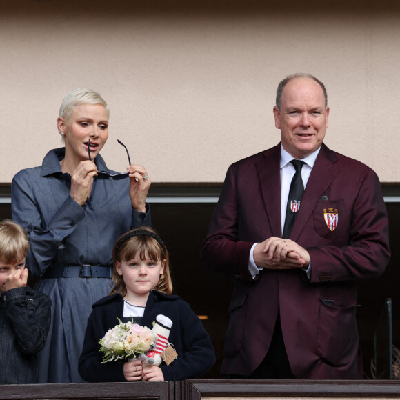 Le prince Albert II de Monaco, la princesse Charlène de Monaco et leurs enfants le prince Jacques de Monaco et la princesse Gabriella de Monaco - Le prince Albert II de Monaco, la princesse Charlène de Monaco et leurs enfants le prince Jacques de Monaco et la princesse Gabriella de Monaco lors de l' édition 2022 du Tournoi Sainte Dévote de Rugby au Stade Louis II à Monaco le 7 mai 2022. © Claudia Albuquerque / Bestimage