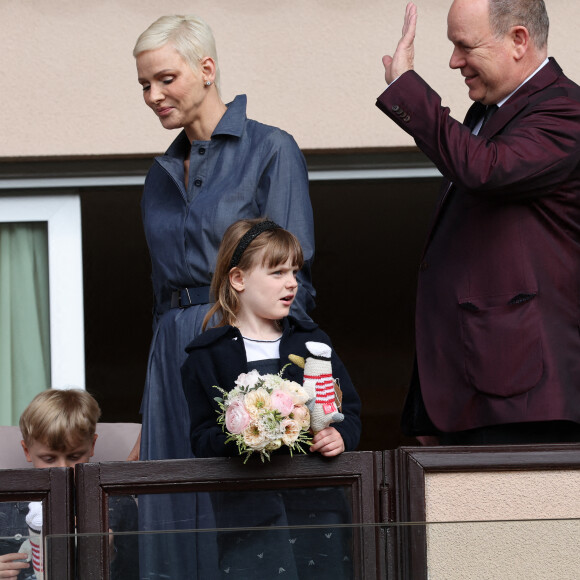 Le prince Albert II de Monaco, la princesse Charlène de Monaco et leurs enfants le prince Jacques de Monaco et la princesse Gabriella de Monaco - Le prince Albert II de Monaco, la princesse Charlène de Monaco et leurs enfants le prince Jacques de Monaco et la princesse Gabriella de Monaco lors de l' édition 2022 du Tournoi Sainte Dévote de Rugby au Stade Louis II à Monaco le 7 mai 2022. © Claudia Albuquerque / Bestimage