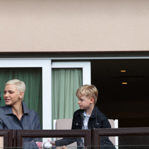 Le prince Albert II de Monaco, la princesse Charlène de Monaco et leurs enfants le prince Jacques de Monaco et la princesse Gabriella de Monaco - Le prince Albert II de Monaco, la princesse Charlène de Monaco et leurs enfants le prince Jacques de Monaco et la princesse Gabriella de Monaco lors de l' édition 2022 du Tournoi Sainte Dévote de Rugby au Stade Louis II à Monaco le 7 mai 2022. © Claudia Albuquerque / Bestimage