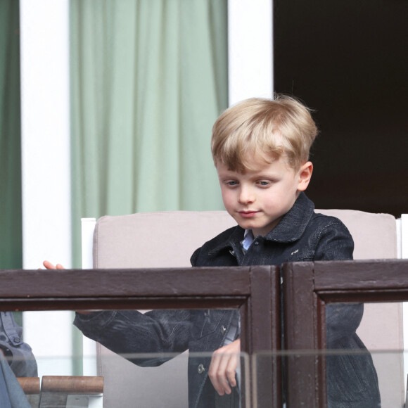 La princesse Charlène de Monaco et le prince Jacques de Monaco et la princesse Gabriella de Monaco - Le prince Albert II de Monaco, la princesse Charlène de Monaco et leurs enfants le prince Jacques de Monaco et la princesse Gabriella de Monaco lors de l' édition 2022 du Tournoi Sainte Dévote de Rugby au Stade Louis II à Monaco le 7 mai 2022. © Claudia Albuquerque / Bestimage