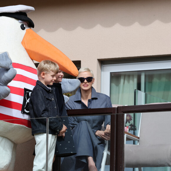 La princesse Charlène de Monaco et ses enfants le prince Jacques de Monaco et la princesse Gabriella de Monaco - Le prince Albert II de Monaco, la princesse Charlène de Monaco et leurs enfants le prince Jacques de Monaco et la princesse Gabriella de Monaco lors de l' édition 2022 du Tournoi Sainte Dévote de Rugby au Stade Louis II à Monaco le 7 mai 2022. © Claudia Albuquerque / Bestimage