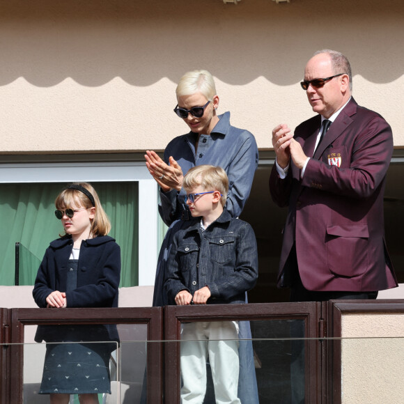 Le prince Albert II de Monaco, la princesse Charlène de Monaco et leurs enfants le prince Jacques de Monaco et la princesse Gabriella de Monaco - Le prince Albert II de Monaco, la princesse Charlène de Monaco et leurs enfants le prince Jacques de Monaco et la princesse Gabriella de Monaco lors de l' édition 2022 du Tournoi Sainte Dévote de Rugby au Stade Louis II à Monaco le 7 mai 2022. © Claudia Albuquerque / Bestimage