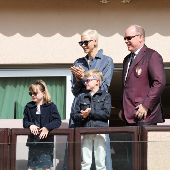 Le prince Albert II de Monaco, la princesse Charlène de Monaco et leurs enfants le prince Jacques de Monaco et la princesse Gabriella de Monaco - Le prince Albert II de Monaco, la princesse Charlène de Monaco et leurs enfants le prince Jacques de Monaco et la princesse Gabriella de Monaco lors de l' édition 2022 du Tournoi Sainte Dévote de Rugby au Stade Louis II à Monaco le 7 mai 2022. © Claudia Albuquerque / Bestimage
