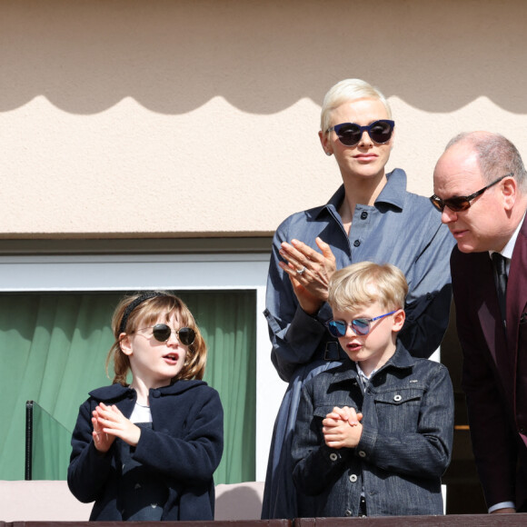 Le prince Albert II de Monaco, la princesse Charlène de Monaco et leurs enfants le prince Jacques de Monaco et la princesse Gabriella de Monaco - Le prince Albert II de Monaco, la princesse Charlène de Monaco et leurs enfants le prince Jacques de Monaco et la princesse Gabriella de Monaco lors de l' édition 2022 du Tournoi Sainte Dévote de Rugby au Stade Louis II à Monaco le 7 mai 2022. © Claudia Albuquerque / Bestimage