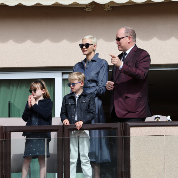 Le prince Albert II de Monaco, la princesse Charlène de Monaco et leurs enfants le prince Jacques de Monaco et la princesse Gabriella de Monaco - Le prince Albert II de Monaco, la princesse Charlène de Monaco et leurs enfants le prince Jacques de Monaco et la princesse Gabriella de Monaco lors de l' édition 2022 du Tournoi Sainte Dévote de Rugby au Stade Louis II à Monaco le 7 mai 2022. © Claudia Albuquerque / Bestimage