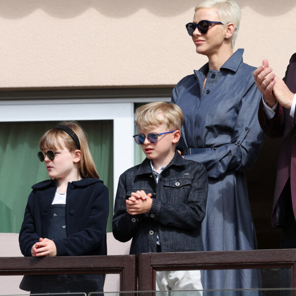 Le prince Albert II de Monaco, la princesse Charlène de Monaco et leurs enfants le prince Jacques de Monaco et la princesse Gabriella de Monaco - Le prince Albert II de Monaco, la princesse Charlène de Monaco et leurs enfants le prince Jacques de Monaco et la princesse Gabriella de Monaco lors de l' édition 2022 du Tournoi Sainte Dévote de Rugby au Stade Louis II à Monaco le 7 mai 2022. © Claudia Albuquerque / Bestimage