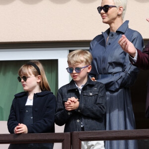 Le prince Albert II de Monaco, la princesse Charlène de Monaco et leurs enfants le prince Jacques de Monaco et la princesse Gabriella de Monaco - Le prince Albert II de Monaco, la princesse Charlène de Monaco et leurs enfants le prince Jacques de Monaco et la princesse Gabriella de Monaco lors de l' édition 2022 du Tournoi Sainte Dévote de Rugby au Stade Louis II à Monaco le 7 mai 2022. © Claudia Albuquerque / Bestimage