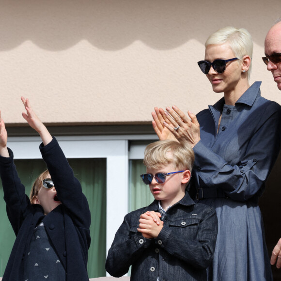 Le prince Albert II de Monaco, la princesse Charlène de Monaco et leurs enfants le prince Jacques de Monaco et la princesse Gabriella de Monaco - Le prince Albert II de Monaco, la princesse Charlène de Monaco et leurs enfants le prince Jacques de Monaco et la princesse Gabriella de Monaco lors de l' édition 2022 du Tournoi Sainte Dévote de Rugby au Stade Louis II à Monaco le 7 mai 2022. © Claudia Albuquerque / Bestimage