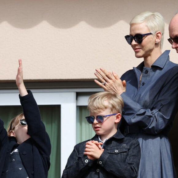 Le prince Albert II de Monaco, la princesse Charlène de Monaco et leurs enfants le prince Jacques de Monaco et la princesse Gabriella de Monaco - Le prince Albert II de Monaco, la princesse Charlène de Monaco et leurs enfants le prince Jacques de Monaco et la princesse Gabriella de Monaco lors de l' édition 2022 du Tournoi Sainte Dévote de Rugby au Stade Louis II à Monaco le 7 mai 2022. © Claudia Albuquerque / Bestimage