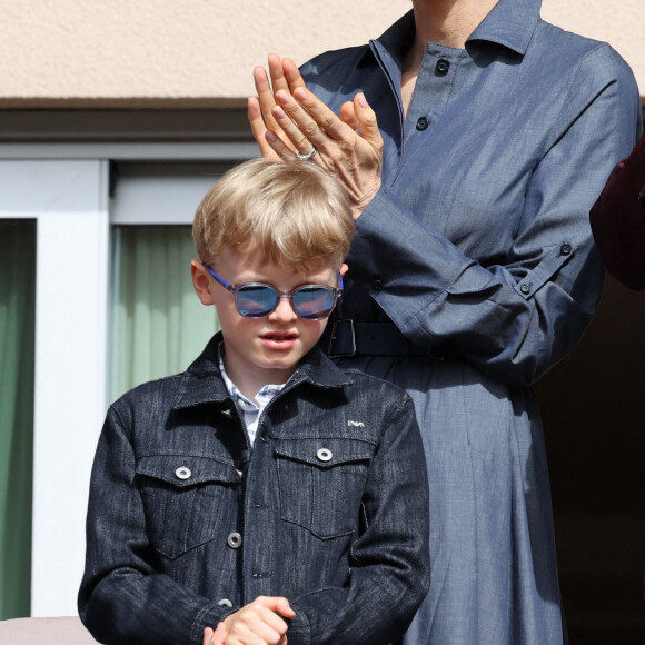 Le prince Albert II de Monaco, la princesse Charlène de Monaco et leurs enfants le prince Jacques de Monaco et la princesse Gabriella de Monaco - Le prince Albert II de Monaco, la princesse Charlène de Monaco et leurs enfants le prince Jacques de Monaco et la princesse Gabriella de Monaco lors de l' édition 2022 du Tournoi Sainte Dévote de Rugby au Stade Louis II à Monaco le 7 mai 2022. © Claudia Albuquerque / Bestimage