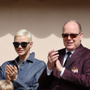 Le prince Albert II de Monaco, la princesse Charlène de Monaco et leurs enfants le prince Jacques de Monaco et la princesse Gabriella de Monaco - Le prince Albert II de Monaco, la princesse Charlène de Monaco et leurs enfants le prince Jacques de Monaco et la princesse Gabriella de Monaco lors de l' édition 2022 du Tournoi Sainte Dévote de Rugby au Stade Louis II à Monaco le 7 mai 2022. © Claudia Albuquerque / Bestimage