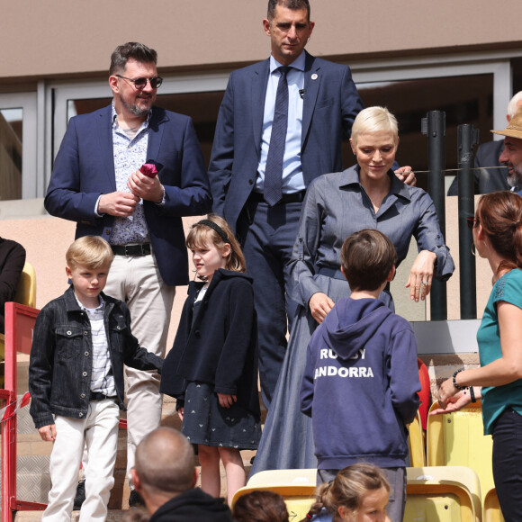 Le prince Albert II de Monaco, la princesse Charlène de Monaco et leurs enfants le prince Jacques de Monaco et la princesse Gabriella de Monaco - Le prince Albert II de Monaco, la princesse Charlène de Monaco et leurs enfants le prince Jacques de Monaco et la princesse Gabriella de Monaco lors de l' édition 2022 du Tournoi Sainte Dévote de Rugby au Stade Louis II à Monaco le 7 mai 2022. © Claudia Albuquerque / Bestimage