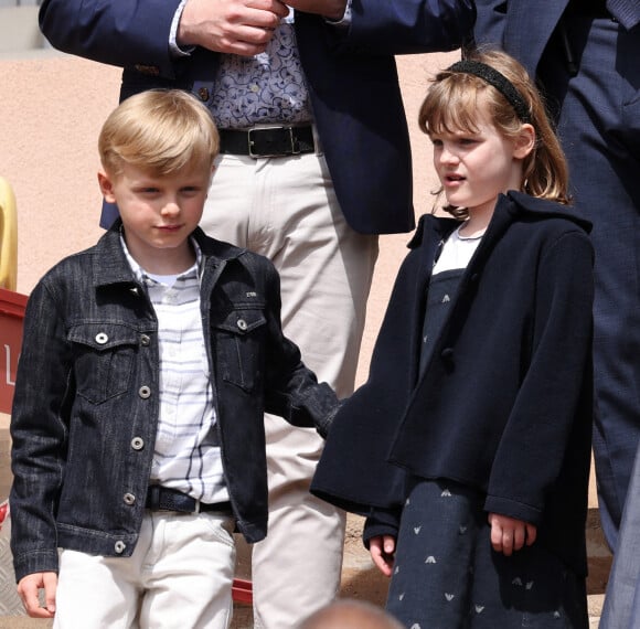 Le prince Jacques de Monaco et la princesse Gabriella de Monaco - Le prince Albert II de Monaco, la princesse Charlène de Monaco et leurs enfants le prince Jacques de Monaco et la princesse Gabriella de Monaco lors de l' édition 2022 du Tournoi Sainte Dévote de Rugby au Stade Louis II à Monaco le 7 mai 2022. © Claudia Albuquerque / Bestimage