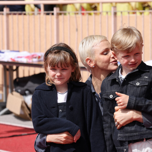 La princesse Charlène de Monaco et ses enfants le prince Jacques de Monaco et la princesse Gabriella de Monaco - Le prince Albert II de Monaco, la princesse Charlène de Monaco et leurs enfants le prince Jacques de Monaco et la princesse Gabriella de Monaco lors de l' édition 2022 du Tournoi Sainte Dévote de Rugby au Stade Louis II à Monaco le 7 mai 2022. © Claudia Albuquerque / Bestimage