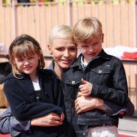 Charlene de Monaco : Total look jean et tout sourire pour une nouvelle sortie avec Albert et les enfants !