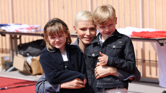 Charlene de Monaco : Total look jean et tout sourire pour une nouvelle sortie avec Albert et les enfants !
