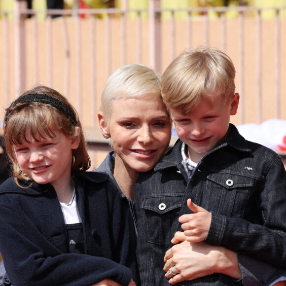 La princesse Charlène de Monaco et ses enfants le prince Jacques de Monaco et la princesse Gabriella de Monaco - Le prince Albert II de Monaco, la princesse Charlène de Monaco et leurs enfants le prince Jacques de Monaco et la princesse Gabriella de Monaco lors de l' édition 2022 du Tournoi Sainte Dévote de Rugby au Stade Louis II à Monaco le 7 mai 2022. © Claudia Albuquerque / Bestimage