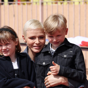 La princesse Charlène de Monaco et ses enfants le prince Jacques de Monaco et la princesse Gabriella de Monaco - Le prince Albert II de Monaco, la princesse Charlène de Monaco et leurs enfants le prince Jacques de Monaco et la princesse Gabriella de Monaco lors de l' édition 2022 du Tournoi Sainte Dévote de Rugby au Stade Louis II à Monaco le 7 mai 2022. © Claudia Albuquerque / Bestimage