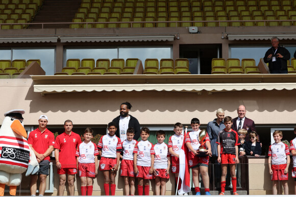 Mathieu Bastareaud, la princesse Charlène de Monaco et la princesse Gabriella de Monaco et Gareth Wittstock - Le prince Albert II de Monaco, la princesse Charlène de Monaco et leurs enfants le prince Jacques de Monaco et la princesse Gabriella de Monaco lors de l' édition 2022 du Tournoi Sainte Dévote de Rugby au Stade Louis II à Monaco le 7 mai 2022. © Claudia Albuquerque / Bestimage