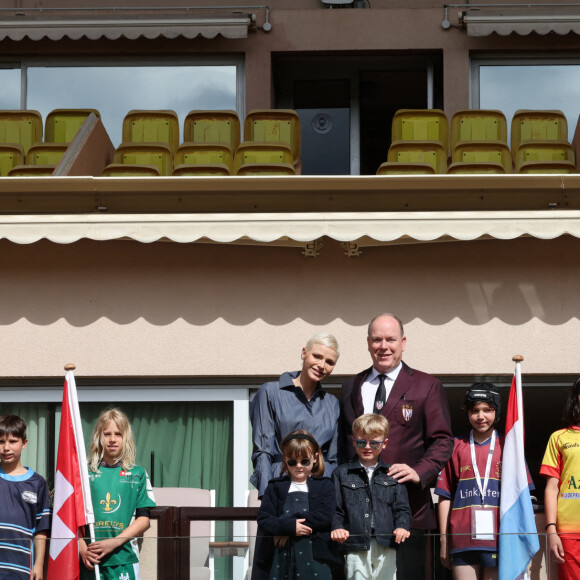 Mathieu Bastareaud - Le prince Albert II de Monaco, la princesse Charlène de Monaco et leurs enfants le prince Jacques de Monaco et la princesse Gabriella de Monaco lors de l' édition 2022 du Tournoi Sainte Dévote de Rugby au Stade Louis II à Monaco le 7 mai 2022. © Claudia Albuquerque / Bestimage