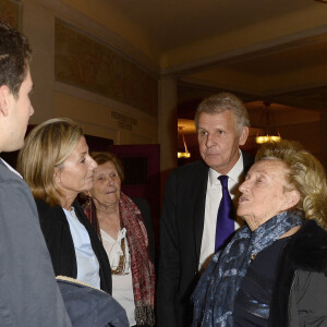 Exclusif - Patrick Poivre d'Arvor et Claire Chazal sont réunis autour de leur fils François Poivre d'Arvor, et discutent avec Bernadette Chirac lors du concert caritatif "Hommage à Solenn" au bénéfice de la Maison de Solenn sous l'égide de la Fondation Hôpitaux de Paris - Hôpitaux de France au théâtre des Champs-Elysées à Paris, le 9 décembre 2015.  © Guirec Coadic/Bestimage