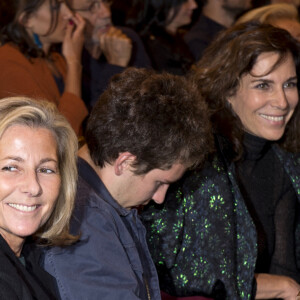Claire Chazal, souriante 24 heures après son départ de chez TF1, avec son fils François et Christine Orban à la générale de la pièce de théâtre "Le Mensonge" au théâtre Edouard VII à Paris, le 14 septembre 2015.