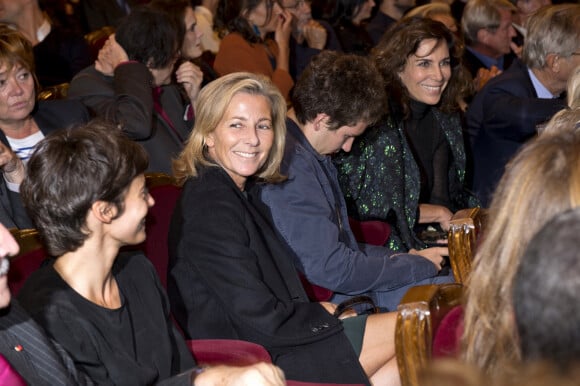 Claire Chazal, souriante 24 heures après son départ de chez TF1, avec son fils François et Christine Orban à la générale de la pièce de théâtre "Le Mensonge" au théâtre Edouard VII à Paris, le 14 septembre 2015.